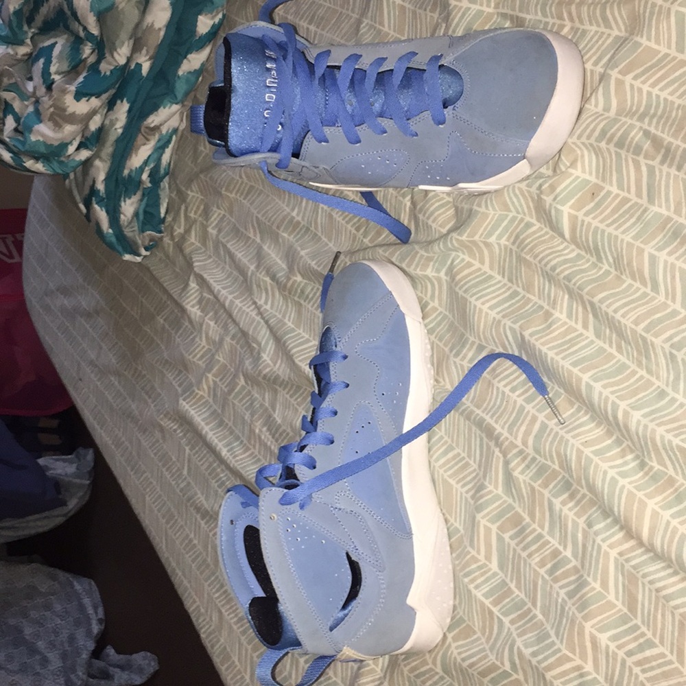 I’m selling these University Blue Retro 7’s.